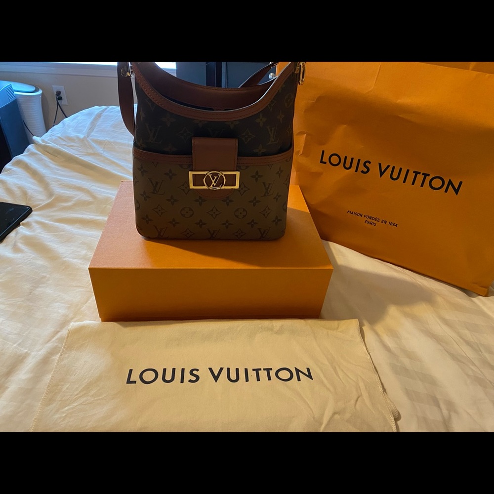 Brand new Louis Vuitton purse ( hobo dauphine pm)